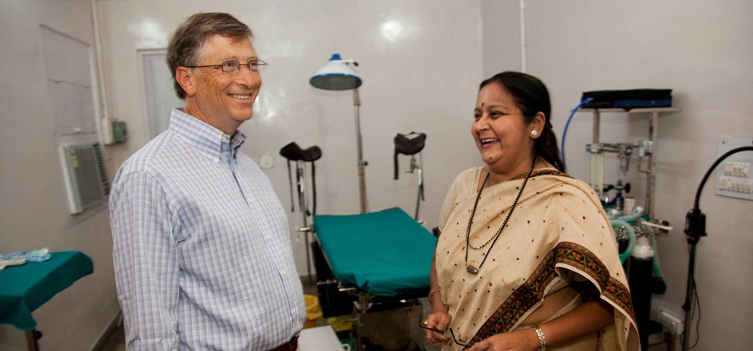 Bill Gates en una clinica de maternidad