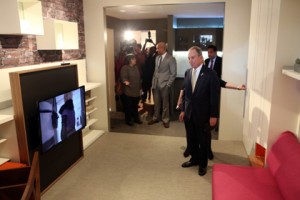 El alcalde Michael Bloomberg anuncia los ganadores del concurso de diseno de las viviendas de la ciudad.