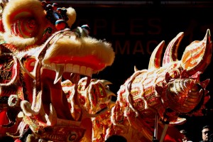 Dragon chino en el desfile en celebración del año de la serpiente. Foto