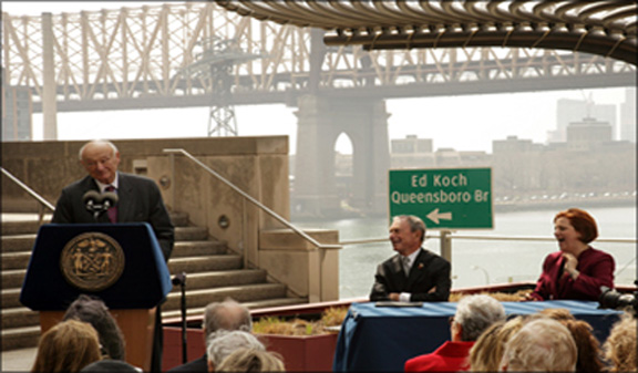 El puente de la calle 59 que comunica los condados de Manhattan y Queens fue bautizado con el nombre del ex alcalde Ed Koch. EN la foto el Alcalde Micheal Bloomberg y Christine Queen vocera del Concejo municipal. (Foto archivo NYC)