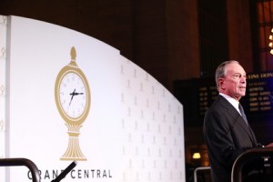 Alcalde Bloomberg en Grand Central Terminal (Photo Credit: Kristen Artz)