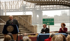 El puente de la calle 59 que comunica los condados de Manhattan y Queens fue bautizado con el nombre del ex alcalde Ed Koch. EN la foto el Alcalde Micheal Bloomberg y Christine Queen vocera del Concejo municipal.