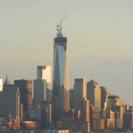Vista de la Torre de la libertad que reemplaza a las Torres Gemelas destruidas en los atentados terroristas del 11 de septiembre de 2001 en Nueva York. Al atardecer la luz naranja se refleja en su estructura (Foto Nueva York Digital)
