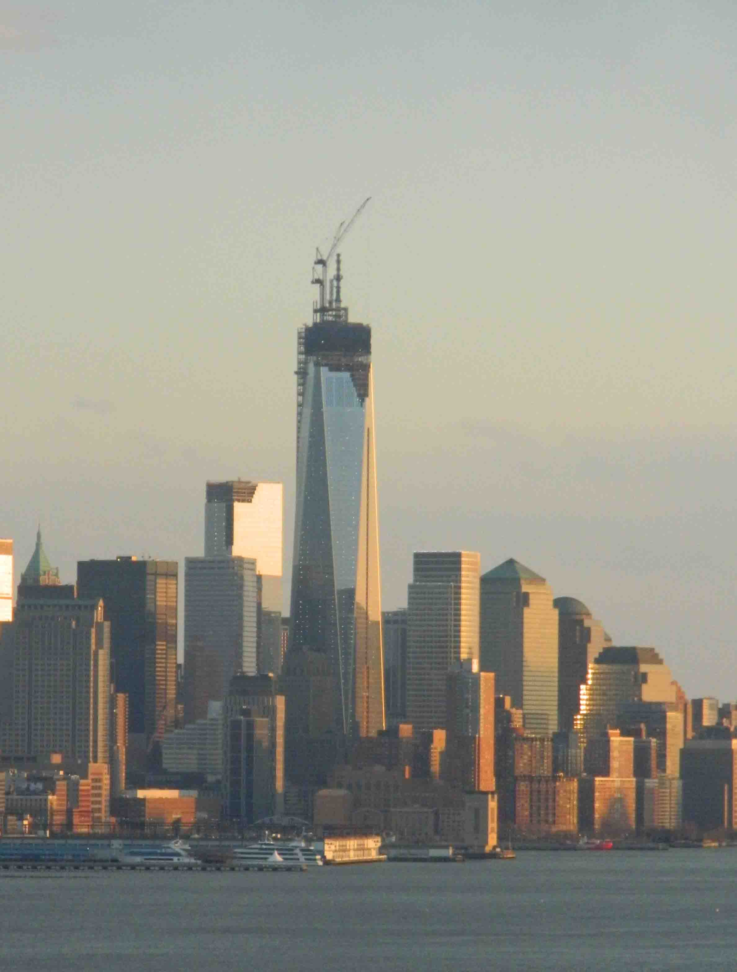 Vista de la Torre de la libertad que reemplaza a las Torres Gemelas destruidas en los atentados terroristas del 11 de septiembre de 2001 en Nueva York. Al atardecer la luz naranja se refleja en su estructura (Foto Nueva York Digital)