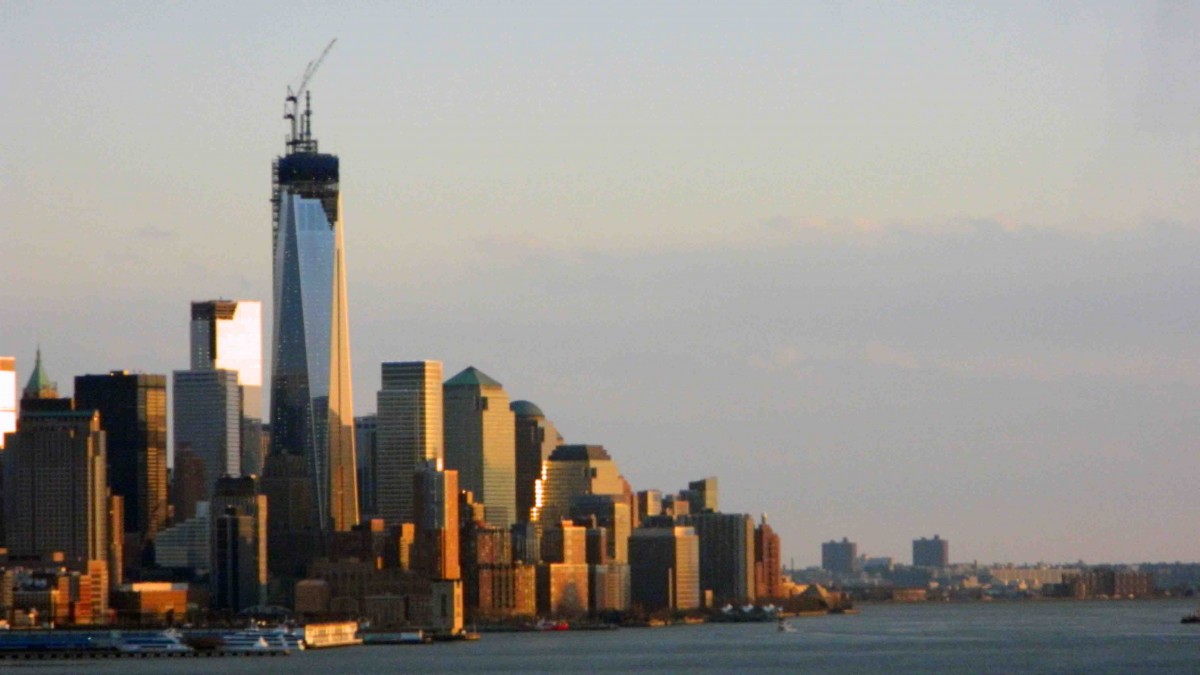 Vista de la parte baja de Manhattan, se aprecia la torre punto de terminar que reemplaza a las Torres Gemelas destruidas el 11 de septiembre de 2001.