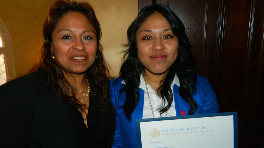Denise Vivar y su mamá Teresa Acevedo, recibe el premio Rising Star de la ciudad de Nueva York. Foto NYD