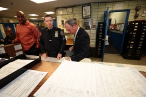 El alcalde Bloomberg en un cuartel de policia en Brooklyn. (Foto Edward  Reede)
