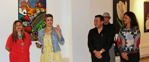 La consul de cultura y comunicaciones del consulado de Colombia en Nueva York Adriana Aristizabal abre oficialmente la muestra.