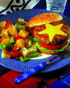 Ensalada de papas y hamburguesa tipico menú americano
