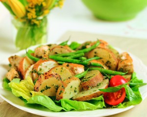Ensalada de papas y pollo al pesto