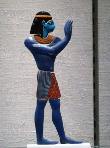 Esta figura egipcia de 299-1 a.c. representa los orígenes del arte del vidrio. Foto Julio César Paredes