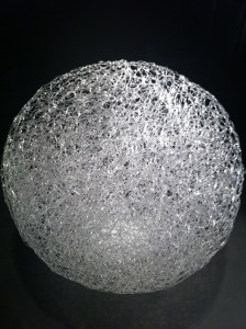“Cielo tejido/Tierra sólida” (Woven Heaven/Solid Earth), esfera de 60,96 centímetros de encaje transparente tridimensional. Foto Julio César Paredes