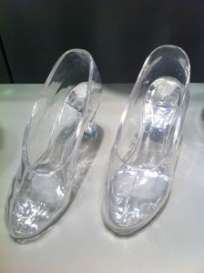 Zapatillas de cristal elaboradas para la película Cenicienta en los años 30. La cinta cinematográfica nunca se rodó y ninguna actriz usó las zapatillas. Foto Julio César Paredes