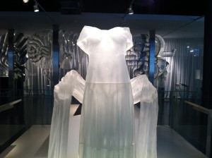 “Traje de noche” (Evening dress), obra perteneciente a la sección de arte contemporáneo del museo. Foto de Julio César Paredes