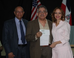 Esteban Torres recibe premio. (Foto Comisionado de cultura Dominicana)