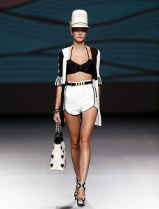 Una modelo luce una creación de la diseñadora peruana Jessica Butrich para la primavera-verano 2014, en la cuarta jornada de la 58 edición de la Mercedes-Benz Madrid Fashion Week, que ha abierto este año por primera vez sus puertas a Latinoamérica con Perú como país invitado. EFE/JuanJo Martín