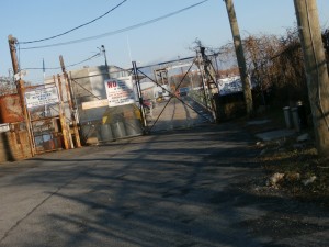 Porton del muelle de los camiones de la morgue. Paso restringido bajo amenaza de detención y multa. (Foto Nueva York Digital)