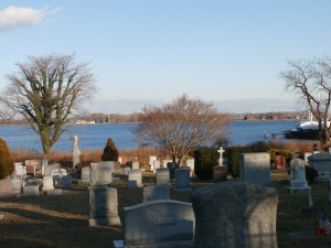 Varias tumbas en City Island en memoria de los sepultados en la isla vecina: Hart island. (Foto Nueva York Digital)
