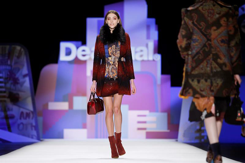  Una modelo luce una creación de la marca española Desigual durante de la presentación de su colección otoño/invierno 2016 en la primera jornada de la Semana de la Moda de Nueva York 
