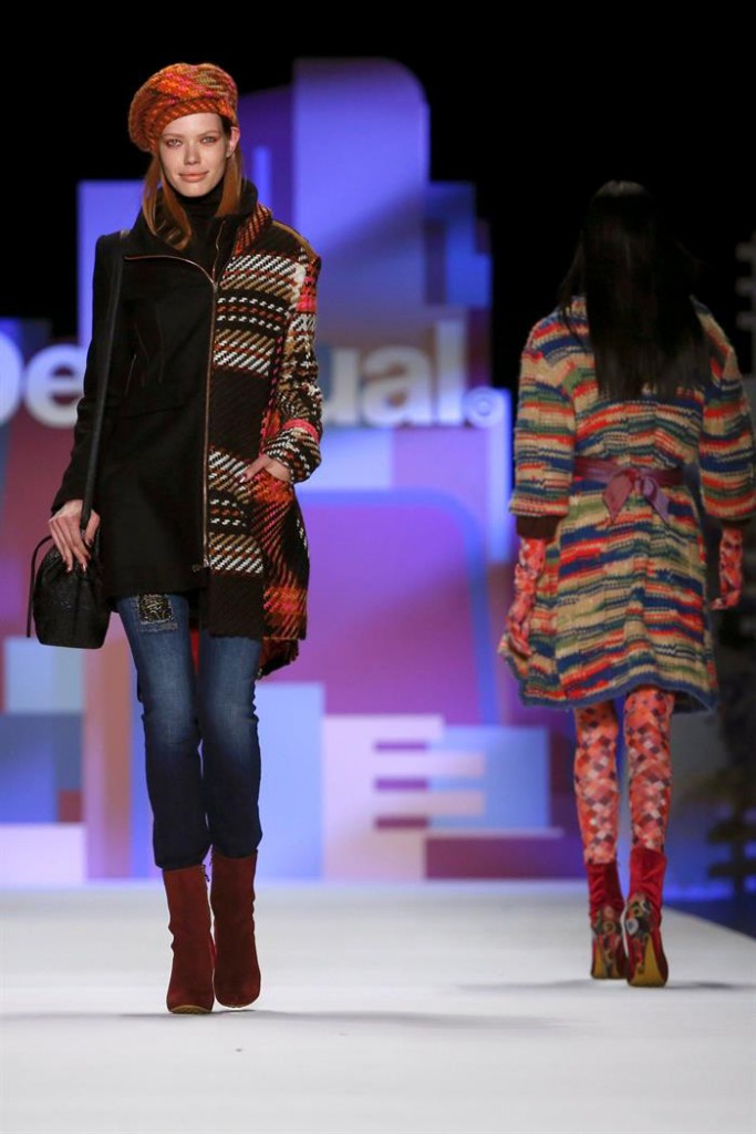  Una modelo luce una creación de la marca española Desigual durante de la presentación de su colección otoño/invierno 2016 en la primera jornada de la Semana de la Moda de Nueva York EFE/Kena Betancur